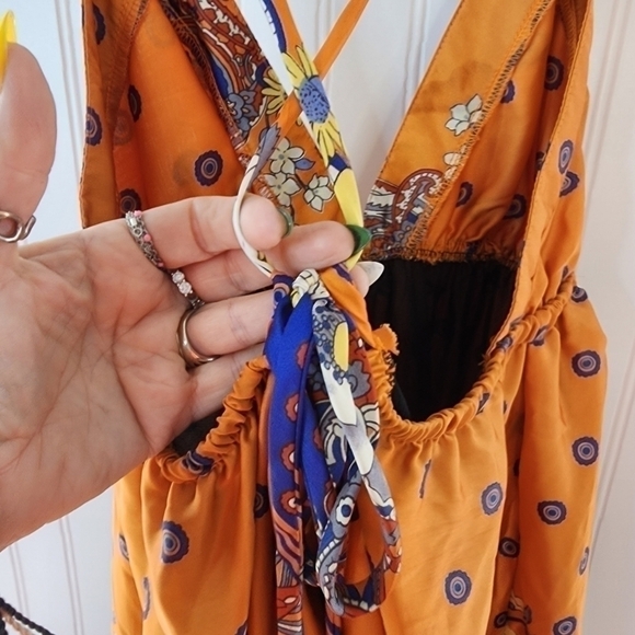 KLd-Signature backless w/thin criss cross straps on back. Deep v-neck Vibrant - Picture 3 of 14